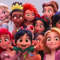 Wesołe księżniczki Disneya robią sobie selfie. Widać Elzę, Annę, Roszpunkę, Ariel, Belle, Śnieżkę, Tijanę, Meride, Pocahontas, Jasmine, Moanę i Vanellopę.