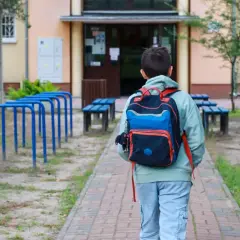 Chłopiec z plecakiem idzie do szkoły. Czy religia wlicza się do czerwonego paska?