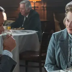 Tom Hanks i Meryl Streep w scenie z filmu "Czwarta władza", dyskutują przy stole.