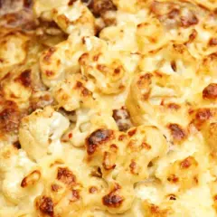 Herzhafter blumenkohlauflauf mit hackfleisch, überbacken mit goldbraunem Käse.
