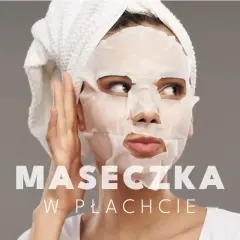 Kobieta z ręcznikiem na głowie i maseczką w płachcie na twarzy. Czy po maseczce w płachcie nakłada się krem?