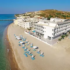 Piękna plaża i hotel Island Maya Resort. Leżaki i parasole czekają na gości.