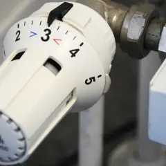 Termostat na kaloryferze ustawiony na 3. Pomoże to w oszczędnym grzaniu gazem.