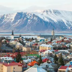 Reykjavik, stolica najbezpieczniejszego kraju w Europie, z kolorowymi dachami i ośnieżonymi górami w tle.