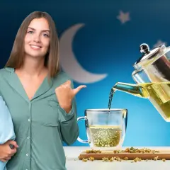 Mujer sonriente con almohada, disfrutando de los beneficios de la manzanilla por la noche. Té de manzanilla vertiéndose en una taza.