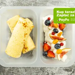 Naleśniki i deser z owocami (truskawki, figi, borówki) na talerzu. Idealne na dieta niskie IG. Kup teraz! Zapłać za 30 dni!