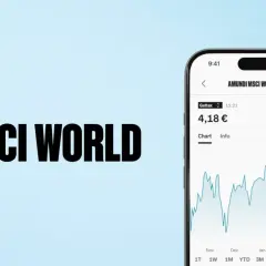 Ein Smartphone zeigt den Chart eines AMUNDI MSCI WORLD (2X...) ETFs mit 2x Hebel. Der Kurs ist leicht gefallen.