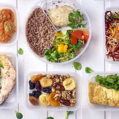 Zdrowe posiłki w pojemnikach: ryba, mięso, kasza, sałatka, omlet, suszone owoce i orzechy. Dieta bezglutenowa, pomocna przy celiakii objawy.
