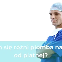 Lekarz w niebieskim fartuchu i czepku, z rękami skrzyżowanymi na piersi.