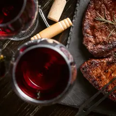 Deux steaks grillés, parfaits avec du pinot noir. Une expérience culinaire à savourer.