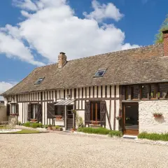 Grange rénovée 100m2, façade colombage et pierre, jardin, gravier. Estimation du coût rénovation grange 100m2.
