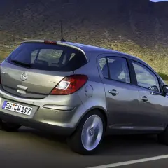 Szary Opel Corsa D 1.2 na drodze, z widocznym rozmiarem opon.