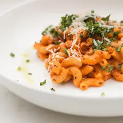 Penne alla Vodka: Jak zrobić kremowy makaron? Przepis i porady