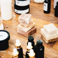 Naturalne kosmetyki, w tym mydła i olejki. Warto pamiętać o potencjalnej benzyl benzoate szkodliwość przy ich stosowaniu.