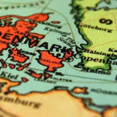 Mapa pokazuje Danię, zaznaczoną na pomarańczowo, z Kopenhagą i Malmö.