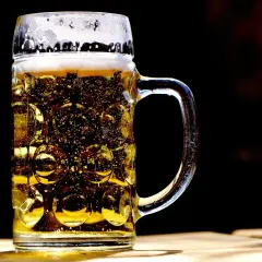 Chłodne piwo w kuflu, z bąbelkami i pianką. Zastanawiasz się, ile alkoholu zawiera piwo?