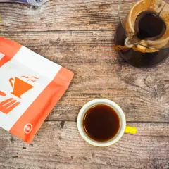 Kawa z Etiopii w filiżance i dripperze. Czy ma więcej kofeiny kawa czy herbata? Kawa zazwyczaj ma więcej.