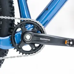 Widok na korbę Shimano i łańcuch roweru. Dowiedz się, jak odkręcić pedały w rowerze, by wymienić je na nowe.