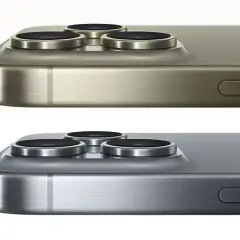 Dwa iPhone'y 16 Pro w kolorze pustynnego tytanu, jeden jaśniejszy, drugi ciemniejszy, z widocznymi modułami aparatów.