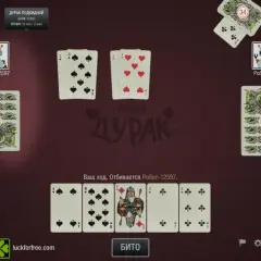 Gra w duraka online. Na stole karty, gracze to roboty. Czas na ruch.