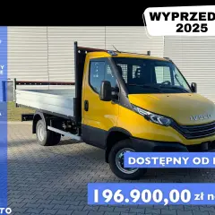 Żółta ciężarówka Iveco z platformą na tle magazynu, z napisem "WYPRZEDAŻ 2025" i ceną.