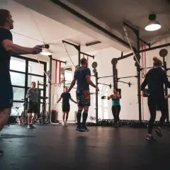 Ile trwa trening CrossFit? Poznaj strukturę i czas trwania