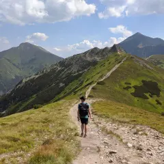 Mężczyzna wyrusza na malowniczą trasę przez górzysty teren.