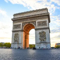 Triumfbågen, en av de mest kända byggnaderna i Paris, reser sig majestätiskt mot en molnig himmel.