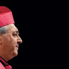 Portret mężczyzny w czerwonej birecie i szacie, przypominającej strój nuncjusza apostolskiego.