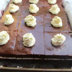 Puszysty biszkopt czekoladowy? Opanuj przepis krok po kroku!