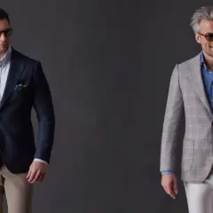 Eleganccy mężczyźni w marynarkach, idealni na chrzciny. Galeria inspiracji: granatowa lub w kratę, z jasnymi spodniami.