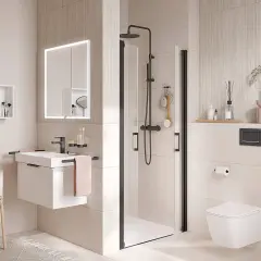Modernes kleines Bad gestalten 4qm: Hängendes Waschbecken, bodengleiche Dusche mit schwarzem Rahmen, wandhängende Toilette und beleuchteter Spiegelschrank.
