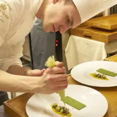 Chef del Royal E Golf, con la sua maestria, crea piatti che meritano la stella Michelin.