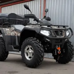 Un quad, también conocido como moto de 4 ruedas, listo para la aventura.