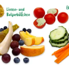 Gesunde Snacks: Linsen- und Bulgurbällchen, Obststücke (Birne, Beeren, Pfirsich), gefüllte Cherrytomaten, Gurken-, Karotten- und Radieschenstücke. Gut für Menschen, die auf ihre Ernährung achten, was nicht essen bei Demenz.