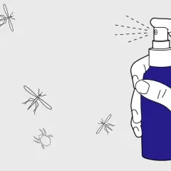 Dłoń trzymająca niebieski spray, który rozpyla środek na komary i kleszcze.