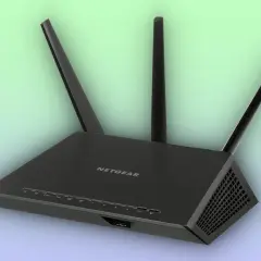 Un enrutador Netgear negro con tres antenas, esencial para tu conexión a internet.