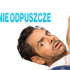 Zaskoczona dama za burtą ratuje mężczyznę z piasku. Napis "I że ci nie odpuszczę".