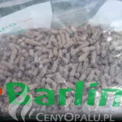 Worek z pelletem Barlinek. Czy pellet Barlinek jest dobry? Widać drobne, brązowe granulki.