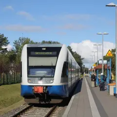 Pociąg relacji Świnoujście Ahlbeck stoi na peronie.