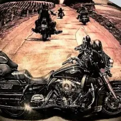 Niesamowite tatuaże motocyklowe: motocykl i grupa motocyklistów na drodze.