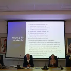 Uroczystość wręczenia nagród studentom, wśród nich wyróżnieni z filologii słowiańskiej.