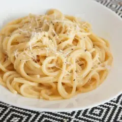 Spaghetti carbonara ze śmietaną bez jajek – pyszna alternatywa dla klasyki
