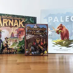 Brettspiele "Die Verlorenen Ruinen von Arnak", "Fantastische Reiche" und "Paleo" – Anwärter auf das **Strategiespiel des Jahres**.