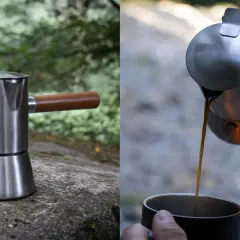 Edler Espressokocher aus Edelstahl mit Holzgriff, bereit für den morgendlichen Kaffee im Freien.