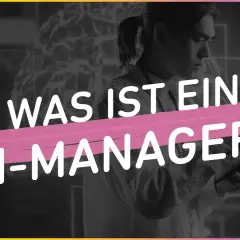 Ein Mann mit einem Tablet blickt nach unten. Großbuchstaben fragen: "WAS IST EIN KI-MANAGER?". Ein Logo mit "AGILITÄT" ist rechts oben.