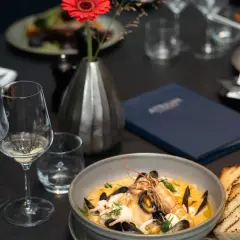 En lyxig skaldjursrätt med grillat bröd, perfekt för en frukost på Radisson Blu Scandinavia.