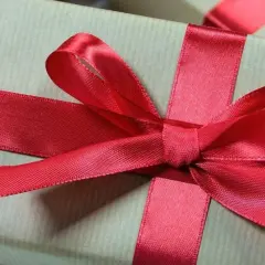 Jak zawiązać kokardę na prezencie? Krok po kroku i bez błędów!
