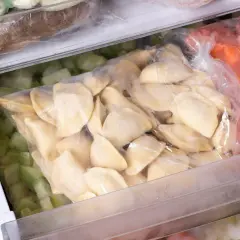 Jak mrozic domowe pierogi? W zamrażarce leżą woreczki z pierogami, mrożonymi warzywami i innymi produktami.