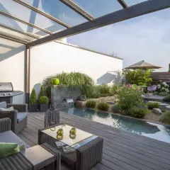 Eine moderne dachterrasse gestalten mit Lounge-Möbeln, Grill, Wasserspiel und üppiger Bepflanzung. Perfekt für entspannte Stunden.